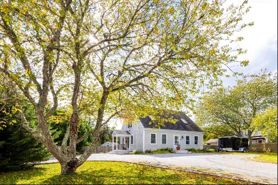 Pristine cape-style home in the heart of Vineyard Haven