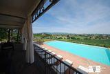 WONDERFUL ACCOMMODATION STRUCTURE IN CENTRAL AREA WITH LARGE PARK