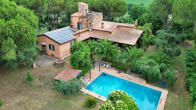 AMAZING VILLA WITH POOL AND EXPANSIVE LAND