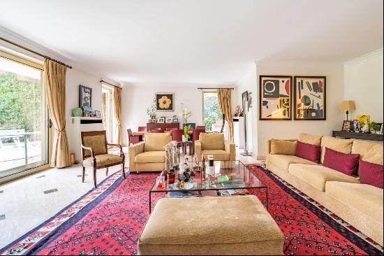 Neuilly-sur-Seine  -  A superb family apartment with a leafy garden