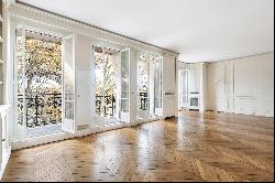 Paris 7th District  -  A magnificent apartment commanding an exceptional view