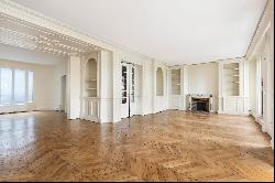 Paris 7th District  -  A magnificent apartment commanding an exceptional view