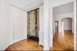 Versailles Notre Dame – A 6-bed family apartment