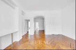 Versailles Notre Dame – A 6-bed family apartment