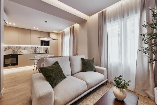 We offer for sale this magnificent interior flat facing a large , Madrid 28015