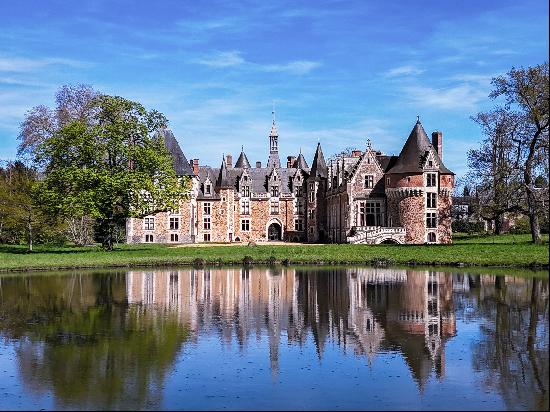 Extraordinary and expansive 15th–16th century château, lavishly restored, near the Le Man