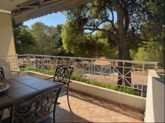 Charming 2-Bed Garden Maisonette in the Heart of Vouliagmeni ID: 1095363