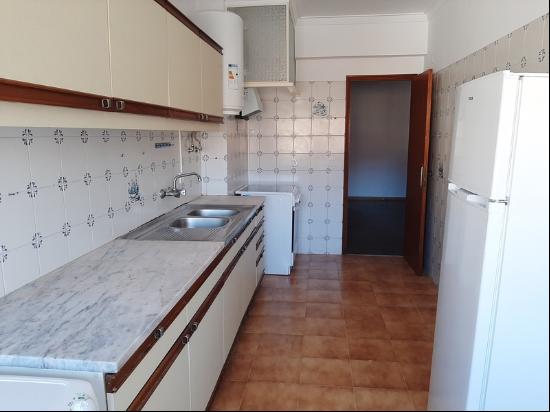 2 BEDROOM FLAT IN MEM MARTINS FOR SALE | BALCONY, LIFT AND GREAT LOCATION 