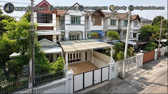Ekkamai Townhouse for Sale with Tenant | CondoDee