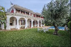 Villa near the sea in the luxurious urbanization of Can Teixidó in Alella