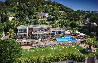 Luxury contemporary villa in Cannes, infinity pool and sea views