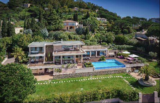 Luxury contemporary villa in Cannes, infinity pool and sea views