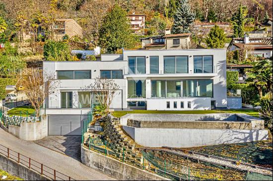 Spacious villa with swimming-pool & wonderful Lake Lugano view for sale